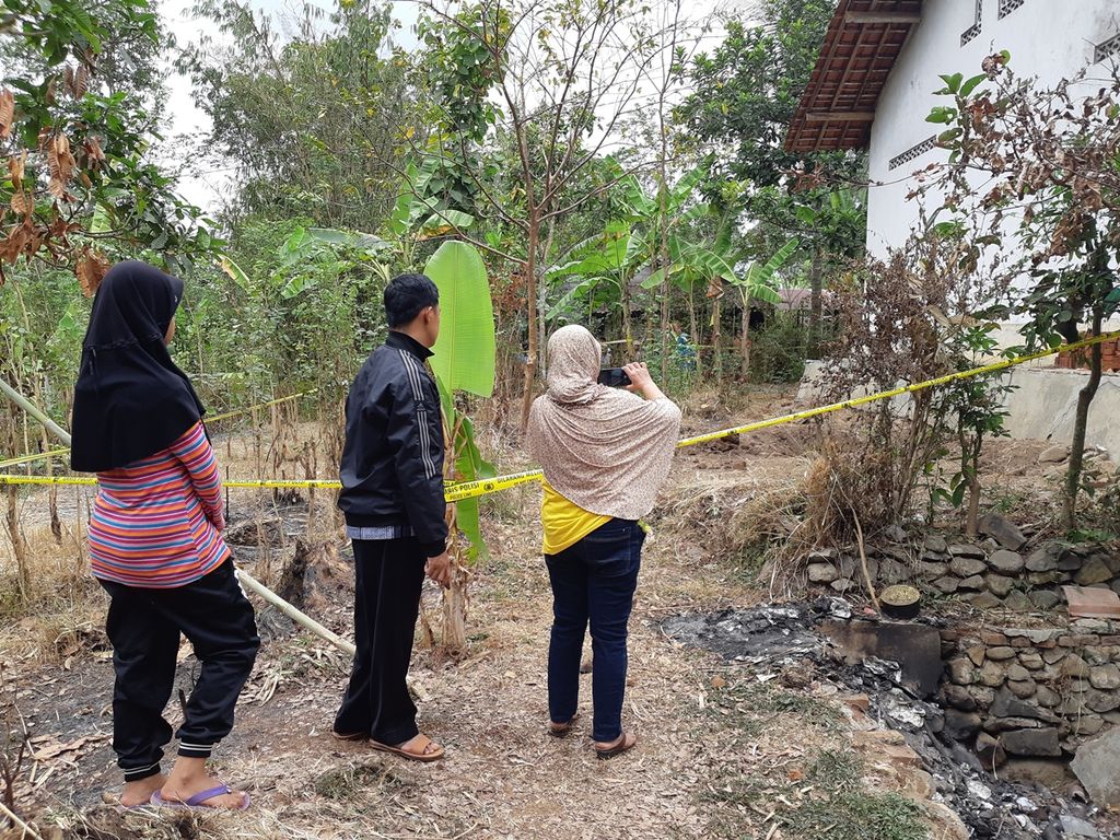 Warga melihat lokasi penemuan empat tengkorak di Desa Pasinggangan, Banyumas, Jawa Tengah, Minggu (25/8/2019).