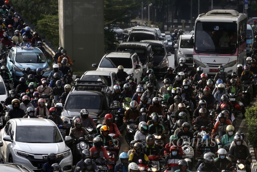 Kemacetan lalu lintas kembali menjadi pemandangan rutin di Jakarta, salah satunya terlihat di Jalan MT Haryono, saat jam masuk kerja, Kamis (4/5/2023). Kemacetan memicu gangguan kesehatan akibat polusi udara dan membuat tingkat stres meningkat. 