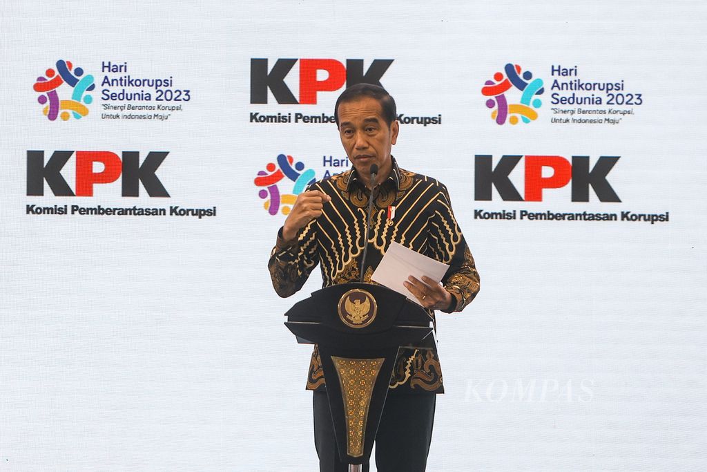 Presiden Joko Widodo menyampaikan sambutan dalam puncak peringatan Hari Antikorupsi Sedunia (Hakordia) di Istora Senayan, Jakarta, Selasa (12/12/2023).