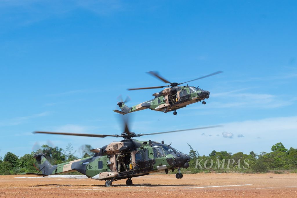Dua helikopter Black Hawk milik Angkatan Darat Australia menurunkan pasukan mereka dan prajurit TNI Angkatan Laut di Pantai Todak, Pulau Singkep, Kabupaten Lingga, Kepulauan Riau, 20 November 2022. Pada Januari 2023, Canberra mengumumkan pembelian 40 Black Hawk tambahan.