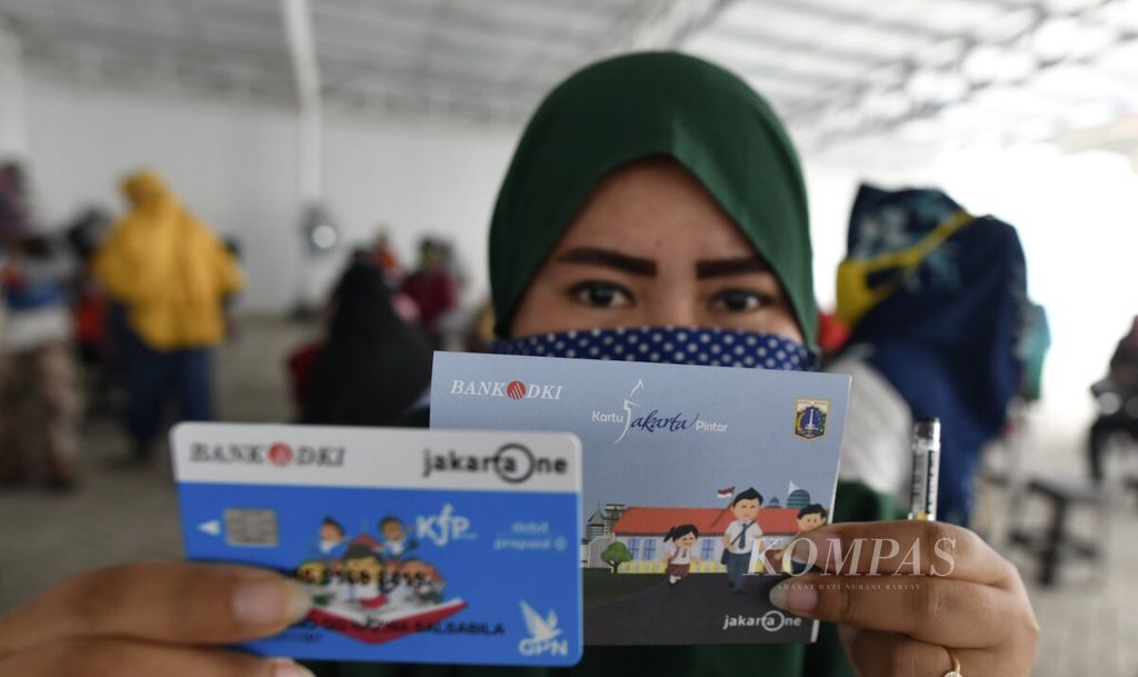 Para orangtua penerima Kartu Jakarta Pintar (KJP) mengurus buku rekening dan kartu ATM Bank DKI melalui layanan khusus Bank DKI untuk peserta program KJP di kawasan Matraman, Jakarta Timur, Senin (23/11/2020).
