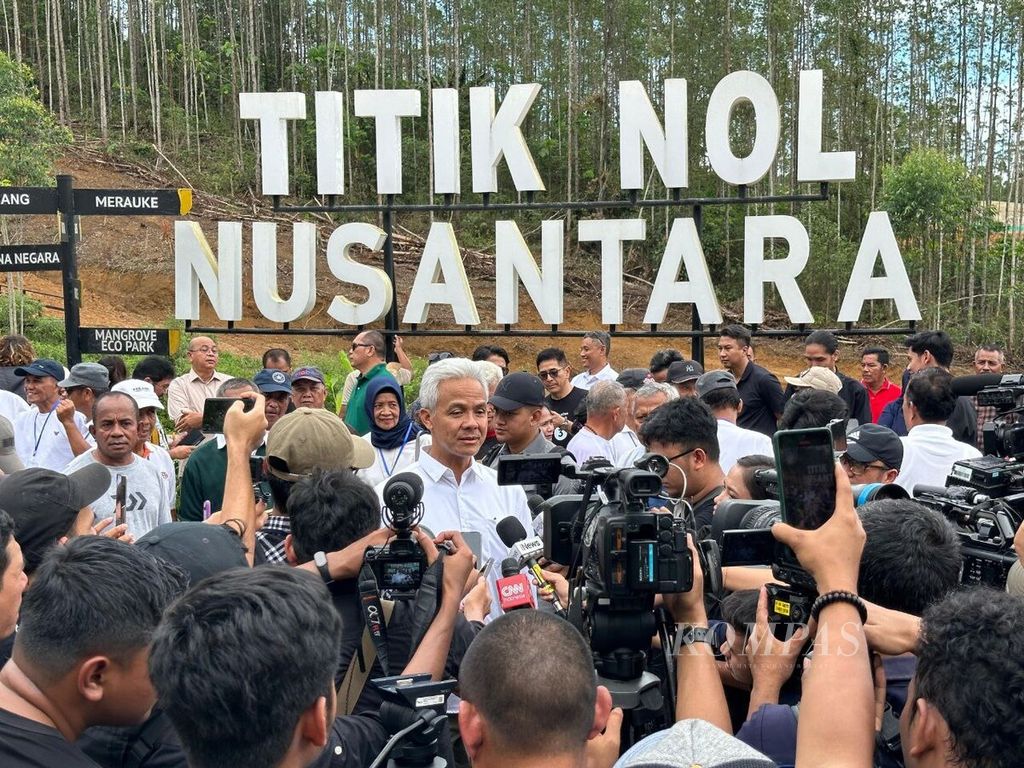 Calon presiden nomor urut 3, Ganjar Pranowo, memberikan keterangan kepada media terkait dengan kunjungannya di Titik Nol Nusantara, Ibu Kota Nusantara, Penajam Paser Utara, Kalimantan Timur, Kamis (7/12/2023). 