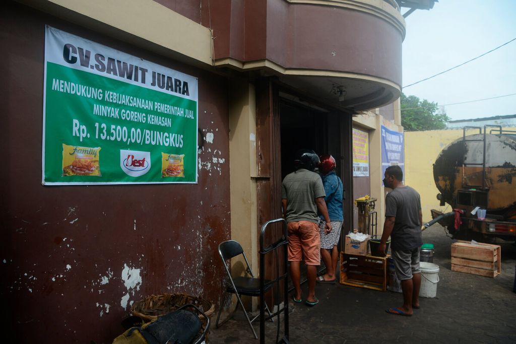 Sebuah spanduk dipasang dengan keterangan harga minyak goreng kemasan Rp 13.500 per kilogram di salah satu agen di Kota Semarang, Jawa Tengah, Senin (21/2/2022). Beberapa agen besar dikerahkan untuk memasok kebutuhan minyak goreng di sejumlah tempat dan pasar. 
