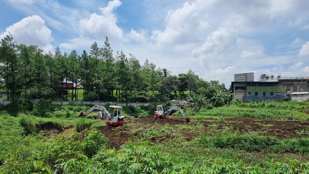 Sejumlah alat berat dikerahkan untuk mengeruk lahan yang bakal menjadi kolam retensi Sungai Cilember di Kelurahan Pasirkaliki, Kecamatan Cimahi Utara, Kota Cimahi, Jawa Barat, Rabu (17/11/2021)