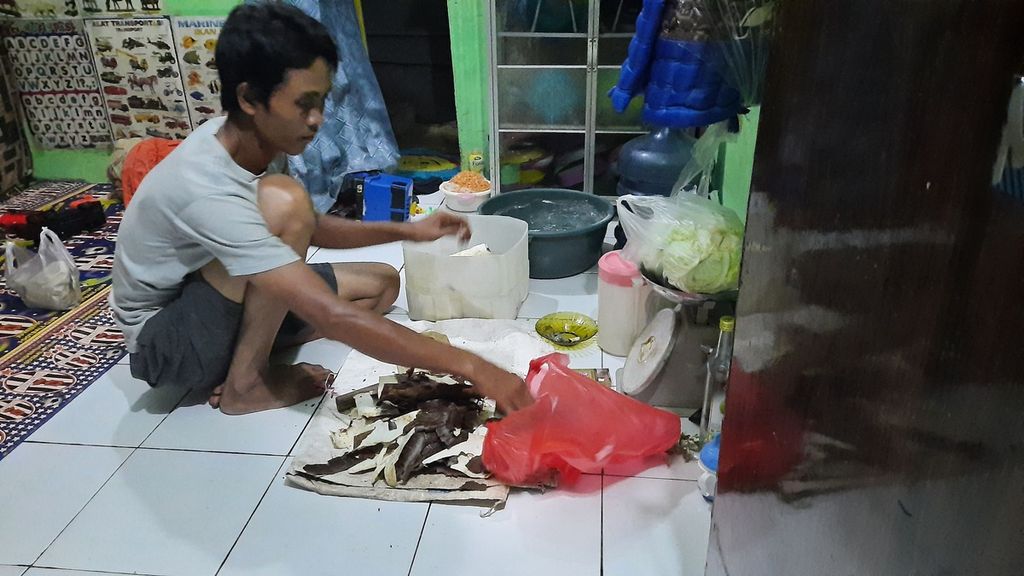 Parmin (29) menyiapkan bahan dagangan gorengan di rumah petaknya di Batu Ampar, Kramatjati, Jakarta Timur, Kamis (16/6/2022).