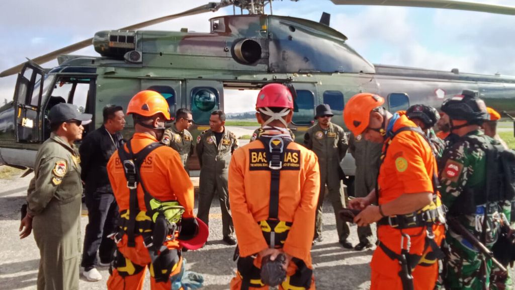 Tim SAR gabungan yang diterjunkan untuk mengevakuasi korban kecelakaan pesawat SAM Air di Distrik Welarek, Kabupaten Yalimo, Papua Pegunungan, Minggu (25/6/2023).