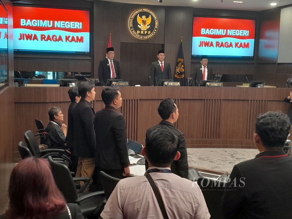 Sidang pembacaan putusan perkara 135-PKE-DKPP/XII/2023, 136-PKE-DKPP/XII/2023, 137-PKE-DKPP/XII/2023, dan 141-PKE-DKPP/XII/2023 dengan teradu ketua dan anggota KPU, Senin (5/2/2024), di Jakarta.