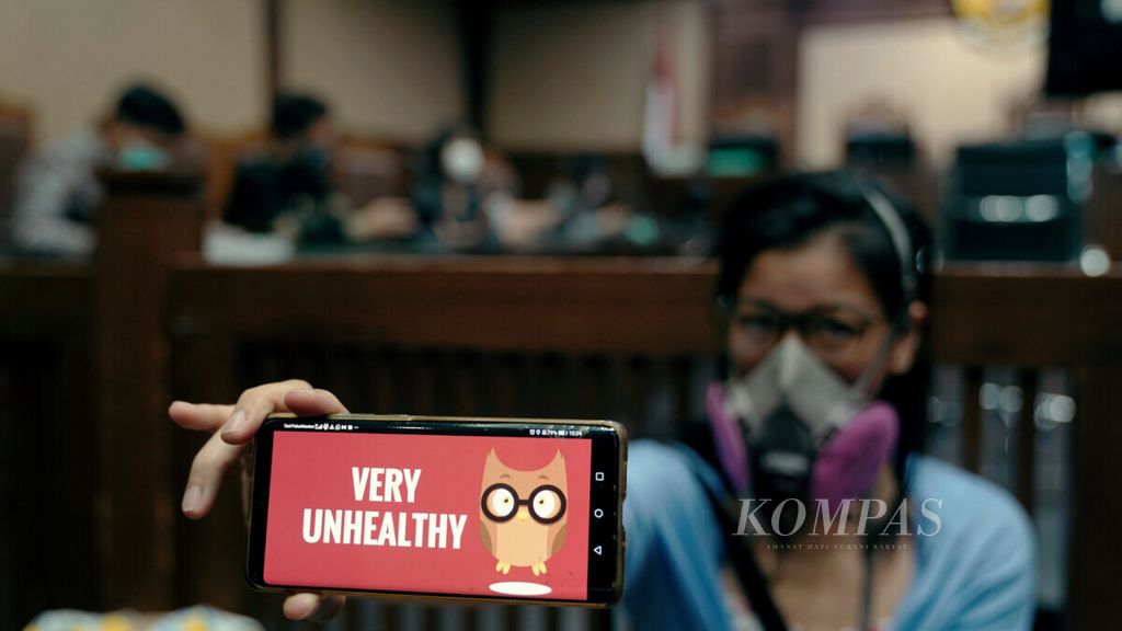 Aktivis Gerakan Jeda untuk Iklim melakukan aksi damai sebelum dimulainya sidang pembacaan putusan gugatan polusi udara di Pengadilan Negeri Jakarta Pusat, Kamis (16/9/2021). 