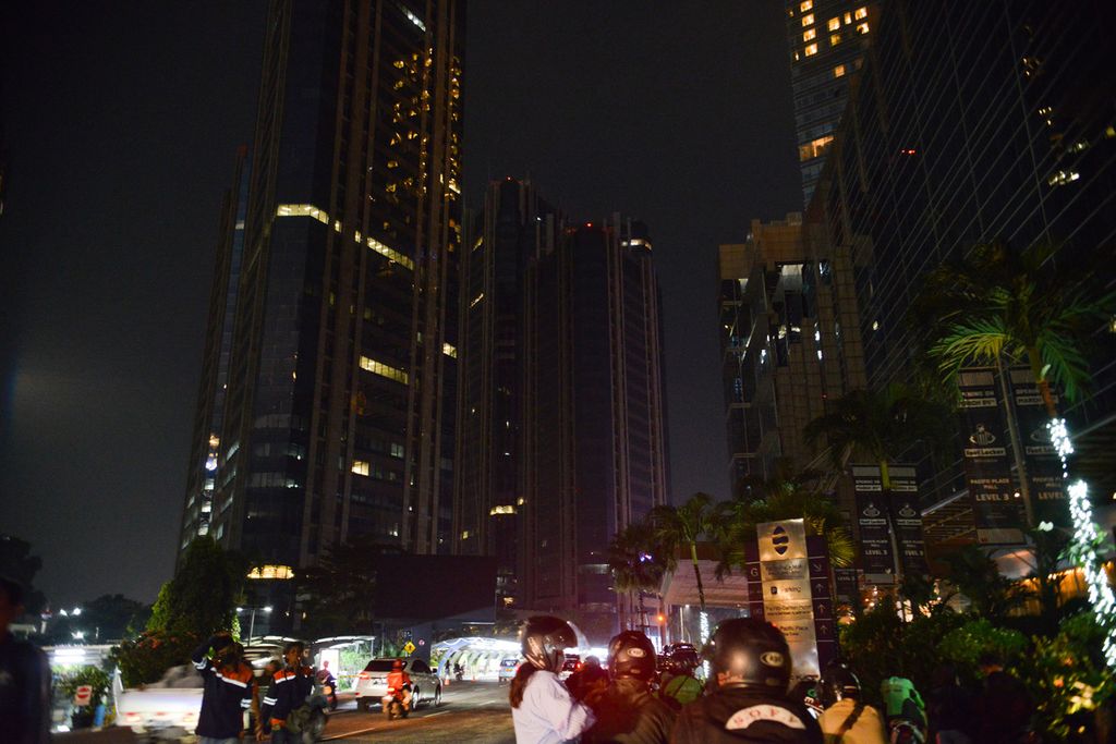 Sejumlah gedung yang sudah kembali menyala di kawasan SCBD, Jakarta Selatan, Sabtu (25/3/2023). Pemadaman listrik selama satu jam atau Earth Hour kembali diadakan di Jakarta.