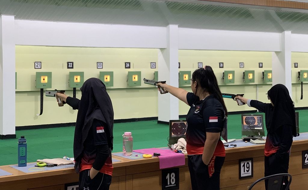 Petembak Indonesia Indonesia saat tampil di babak kualifikasi nomor 10 meter pistol angin beregu putri di Piala Dunia Menembak Senapan dan Pistol ISSF 2023 di Jakarta, Rabu (1/2/2023). Tim yang beranggotakan Lily Sulistyadewi Tirtjajaya (21), Arista Perdana Putri Darmoyo (17), dan paling belia Rihadatul Asyifa (13) berhasil menyabet medali perunggu, usai mengalahkan Kazakhstan, 16-2.