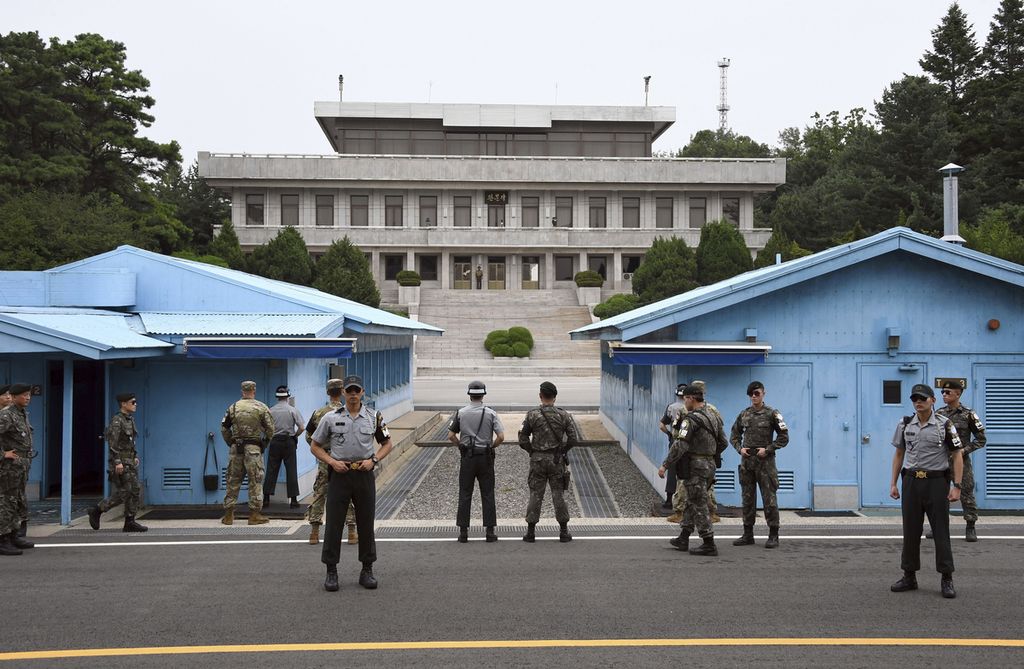 Tentara Korea Selatan dan AS berjaga selama upacara peringatan 64 tahun penandatanganan Perjanjian Gencatan Senjata Perang Korea di desa gencatan senjata Panmunjom di Zona Demiliterisasi (DMZ) yang memisahkan kedua Korea pada 27 Juli 2017. 