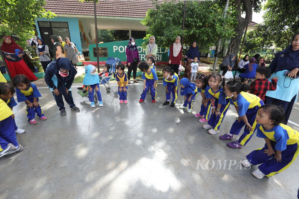 Anak-anak siswa PAUD Harapan Bunda bermain dan menari di RPTRA Pondok Kelapa Berseri, Jakarta Timur, Kamis (24/11/2022). Sekolah taman kanak-kanak dan pendidikan anak usia dini (PAUD) memanfaatkan RPTRA untuk kegiatan pembelajaran di luar kelas sebagai salah satu model pembelajaran.