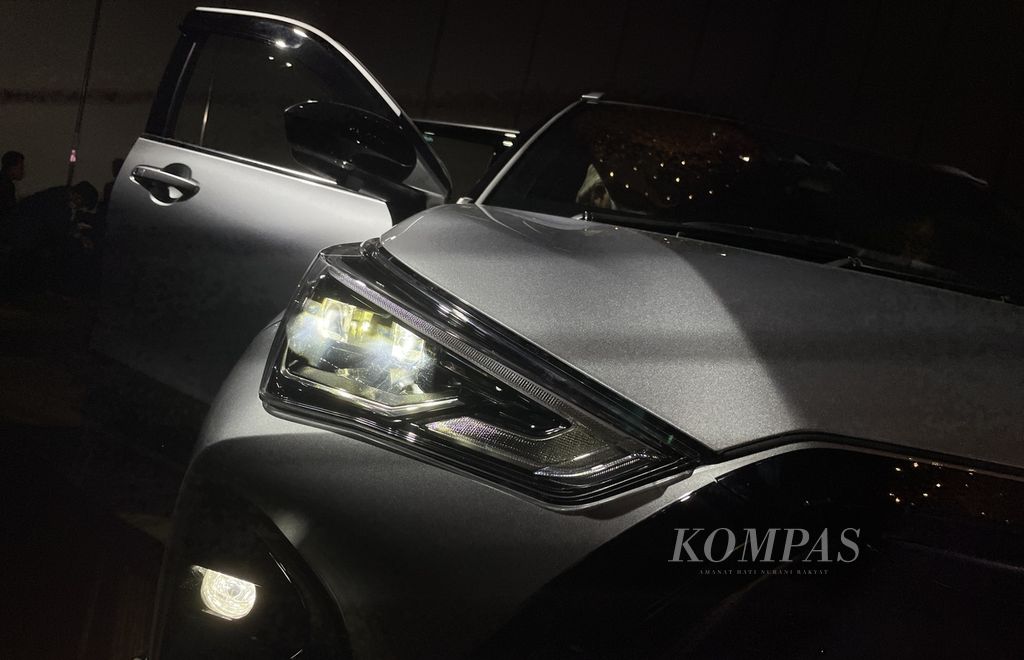 Lampu depan Toyota Yaris Cross bersudut tajam menghasilkan kesan yang garang. Lampunya telah menggunakan LED. Perwajahan SUV berdimensi kompak ini mengingatkan pada wajah Toyota Corolla Cross dan RAV4. Entitas baru di jajaran produk Toyota ini berada di antara segmen Raize dan Corolla Cross. Mobil ini diluncurkan di Jakarta pada Senin (15/5/2023).