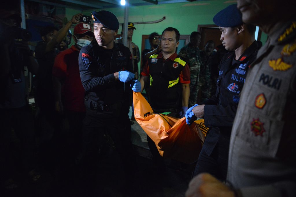 Sejumlah polisi membawa kantong mayat di Jalan Tanah Merah Bawah, Kecamatan Koja, Jakarta Utara, untuk dipindahkan menuju RS Polri, Jumat (3/3/2023). 