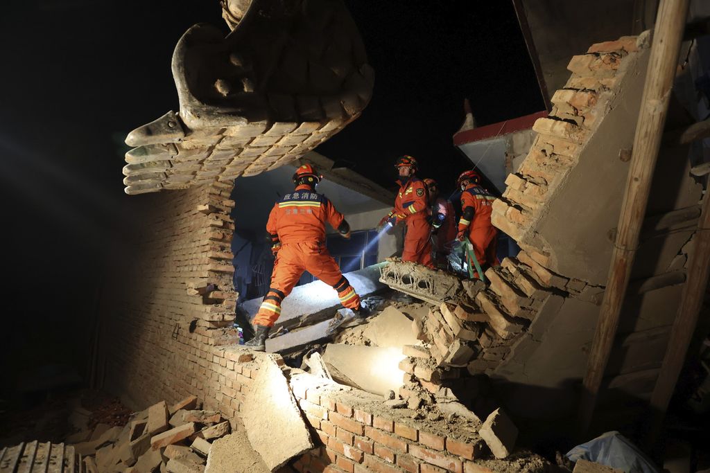  Para petugas penyelamat mencari korban di reruntuhan rumah yang ambruk karena gempa di Kabupaten Jishishan di Provinsi Gansu, China, Selasa (19/12/2023).