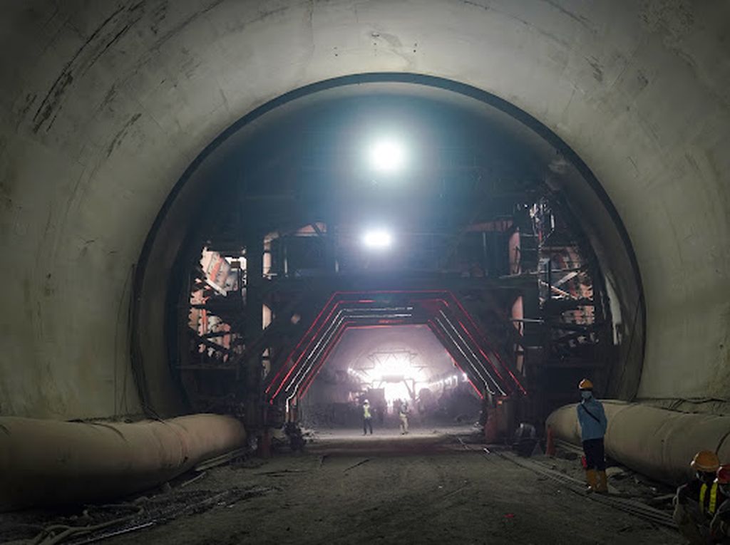 Tunnel kereta cepat Jakarta-Bandung terus dikerjakan. Rangkaian Electric Multiple Unit (EMU) atau kereta api cepat Jakarta-Bandung (KCJB) mulai dikirim dari Tiongkok ke Indonesia, Jumat (5/8/2022). Kedatangannya akan diuji tes dinamis menjelang Presidensi G20. ARSIP KERETA CEPAT INDONESIA-CHINA