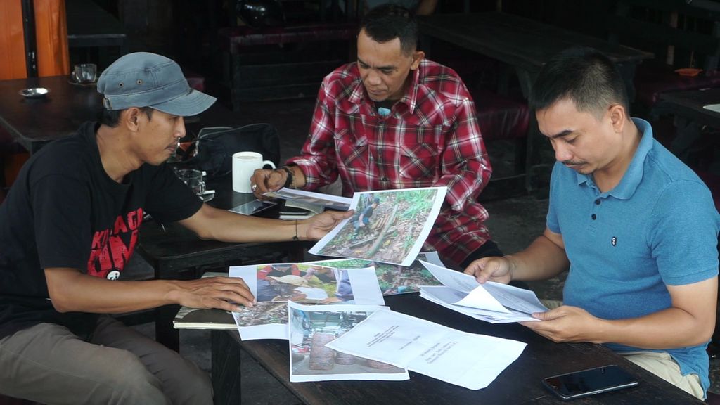 Anggota Oi Kota Tarakan membuka dokumentasi temuan benda bersejarah di sebuah kedai kopi di Kota Tarakan, Kalimantan Utara, Senin (26/9/2022).