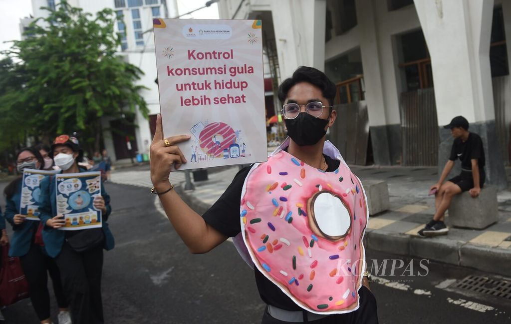 Wearing costumes with donuts, University of Surabaya Faculty of Medicine students campaign "Stop Consuming Excess Sugar" on Jalan Tunjungan, City of Surabaya, East Java, Sunday (11/13/2022). The campaign was carried out to commemorate World Diabetes Day.