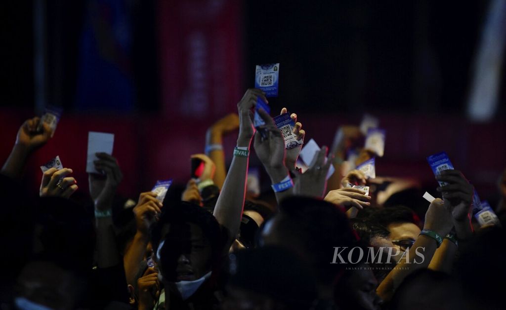 Penonton konser Dream Theater menunjukkan tiket saat antre memasuki pintu masuk pertunjukan di Stadion Manahan, Kota Surakarta, Jateng, Rabu (10/8/2022). 