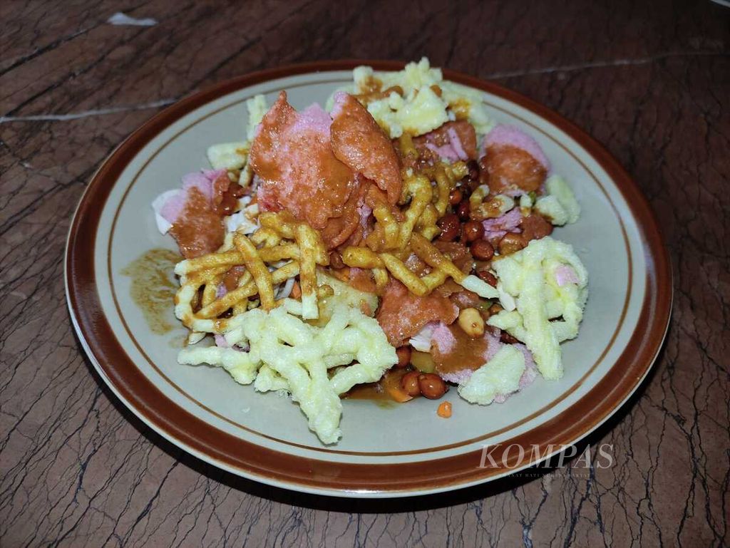  Asinan sayur di Soto Betawi Pinangsia.