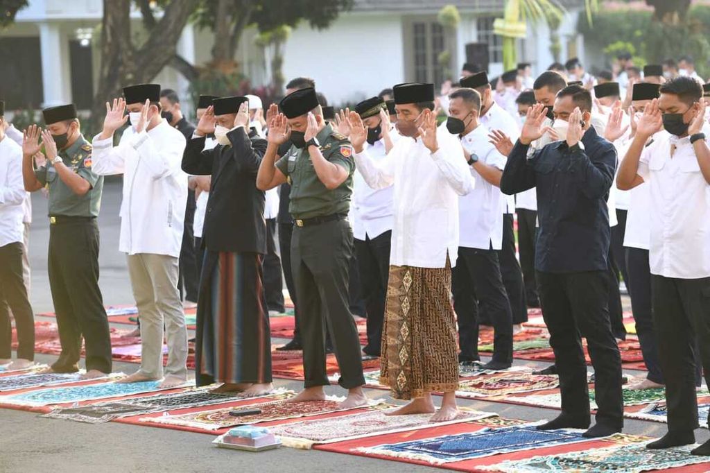 Presiden Joko Widodo dan Ibu Iriana Joko Widodo melakukan shalat Idul Fitri di halaman Gedung Agung, Istana Kepresidenan Yogyakarta, pada Senin (2/5/2022).