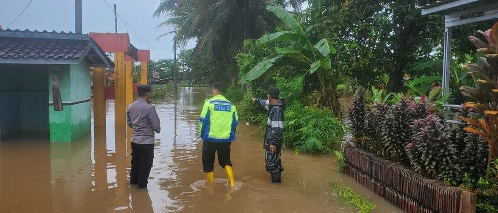 Aparat Kepolisian Resor Lampung Selatan mengecek kondisi banjir di Kecamatan Sidomulyo, Way Sulan, dan Candipuro, Lampung Selatan, Kamis (27/10/2022).