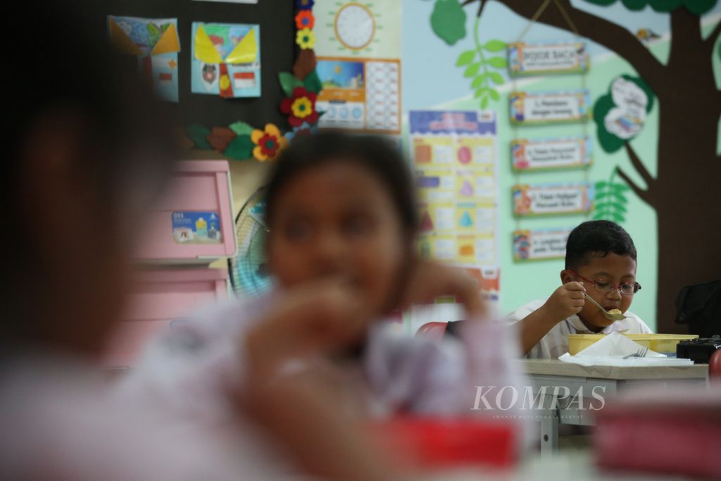 Siswa menyantap sajian makanan saat uji coba program makan bergizi gratis di SDN 04 Sukasari, Kota Tangerang, Banten, Kamis (1/8/2024). Program yang dicanangkan pasangan presiden-wapres terpilih, Prabowo-Gibran, itu mulai diuji coba di Kota Tangerang. Sebanyak 5 sekolah mengikuti uji coba tersebut dengan sekitar 3.000 siswa yang terlibat.