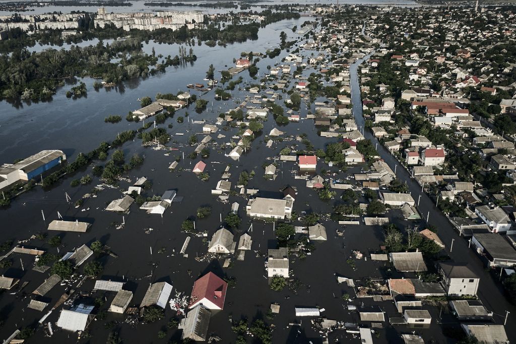 Banjir besar menggenangi kota Kherson, Ukraina, Rabu (7/6/2023), setelah Bendungan Kakhovka dibom. 