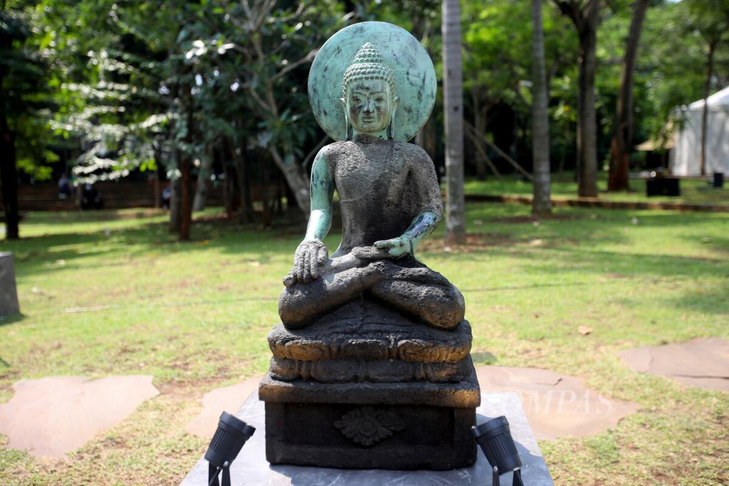 Seri patung Buddha karya seniman Dwi Sasono dipamerkan dalam perhelatan Art Jakarta Gardens di Hutan Kota by Plataran, Senayan, Jakarta.Sabtu (9/4/2022). 