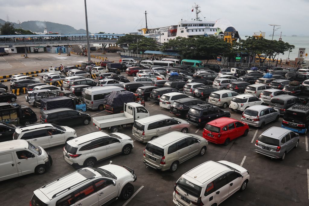 Antrean kendaraan yang akan memasuki feri di Pelabuhan Merak, Cilegon, Banten, Sabtu (24/12/2022). 