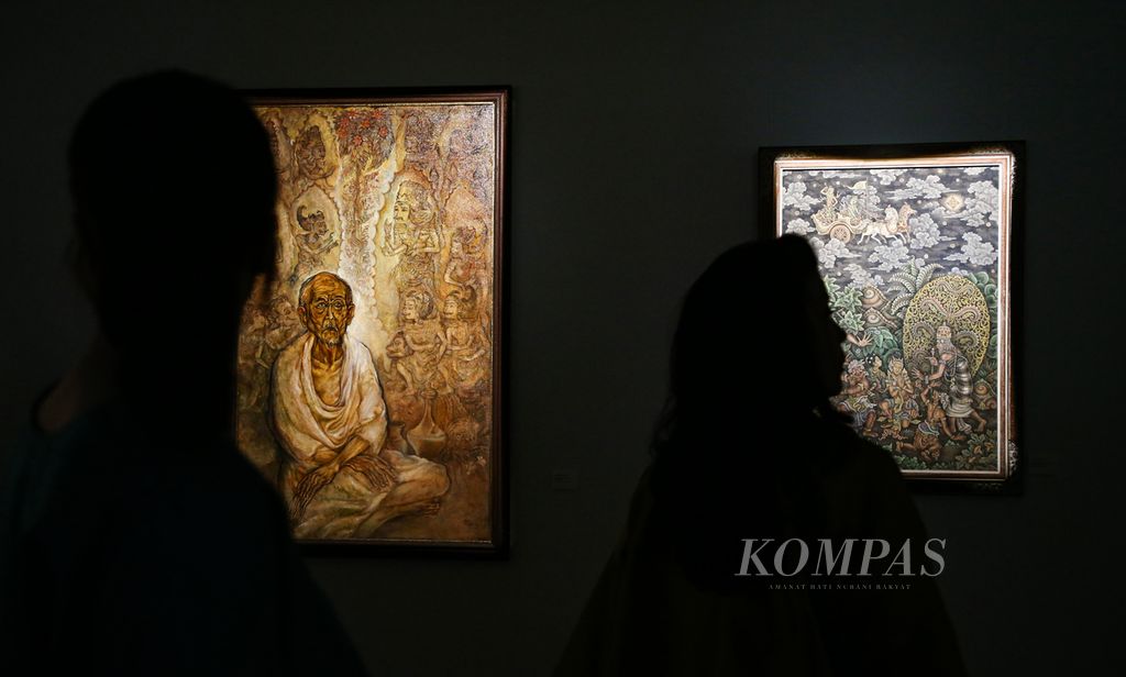The silhouette of visitors was seen admiring the Bentara Budaya painting collection displayed at the opening of the Bentara Budaya Art Gallery, which coincided with the 41st anniversary of Bentara Budaya at the Kompas Tower in Jakarta on Tuesday (23/9/2023).