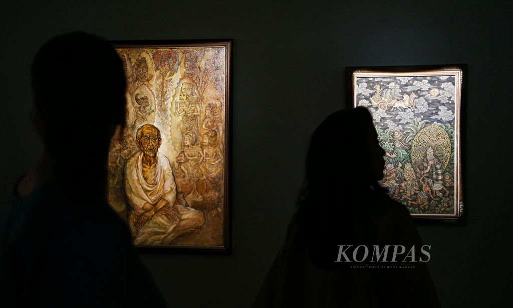 Siluet pengunjung menyaksikan koleksi lukisan Bentara Budaya yang dipamerkan pada pembukaan Bentara Budaya Art Gallery bersamaan dengan perayaan HUT Ke-41 Bentara Budaya di Menara Kompas, Jakarta, Selasa (23/9/2023). 