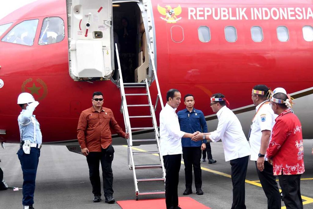 Presiden Joko Widodo menggunakan pesawat kepresidenan Boeing Business Jet saat kunjungan kerja ke Kepulauan Mentawai, Sumatera Barat, Rabu (25/10/2023). Di Kepulauan Mentawai, Presiden meresmikan Bandara Mentawai.
