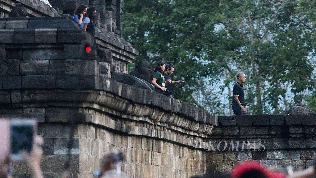 Mantan Presiden Amerika Serikat Barack Obama (berbaju hitam) berkunjung ke Candi Borobudur, Kabupaten Magelang, Jawa Tengah, Rabu (28/6). Obama beserta keluarga, menurut rencana, juga akan berwisata ke DI Yogyakarta setelah mereka berlibur di Bali.