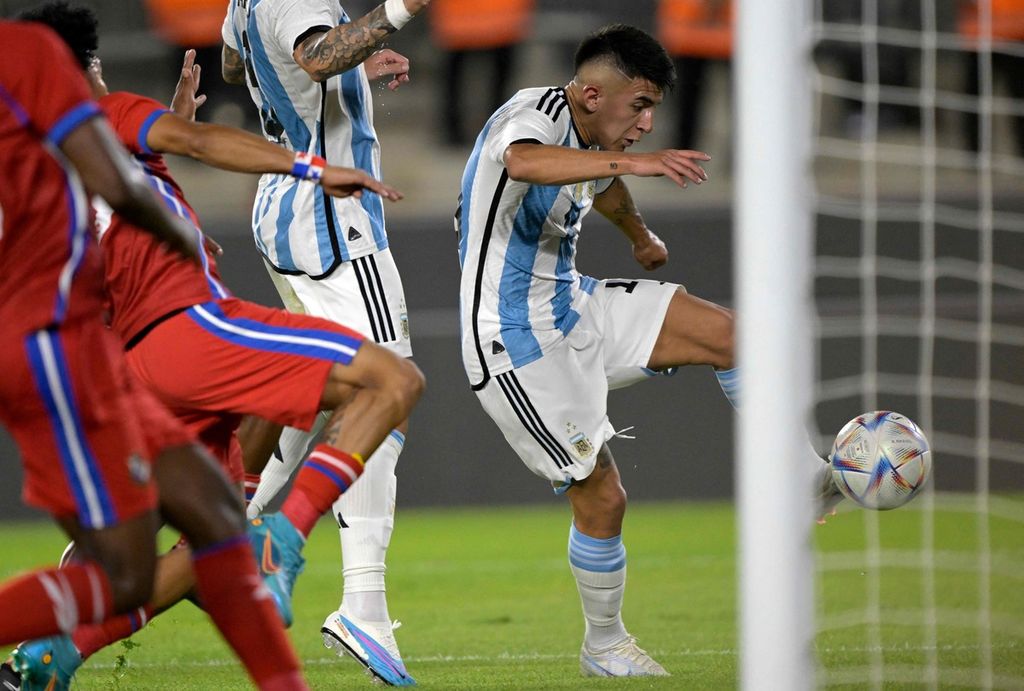 Pemain timnas Argentina Thiago Almada (kanan) mencetak gol ke gawang Panama pada laga persahabatan, Jumat (24/3/2023) pagi WIB, di Stadion El Monumental, Buenos Aires, Argentina. Argentina menang 2-0 pada laga itu. 