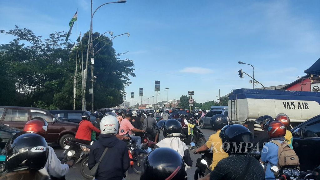 Kemacetan di Kecamatan Pontianak Timur menuju arah pusat Kota Pontianak, Kalimantan Barat, Senin (18/3/2024).