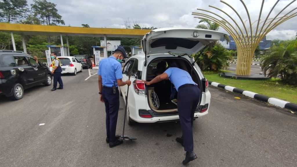 Petugas memeriksa kendaraan yang akan masuk Bandara Sultan Thaha, Jambi, Kamis (8/12/2022). Itu dilakukan demi memastikan keamanan pengguna jasa penerbangan setelah bom bunuh diri di Astanaanyar, Bandung. 