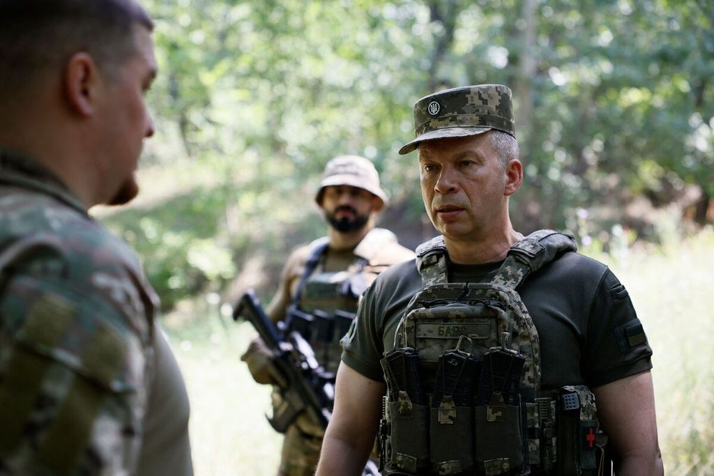 Kepala Staf Angkatan Darat Ukraina  Kolonel Jenderal Oleksandr Syrskyi pada Juli 2023 di lokasi yang  tidak diungkap. Mulai Kamis (8/2/2024), Skyski menjadi Panglima Angkatan Bersenjata Ukraina.