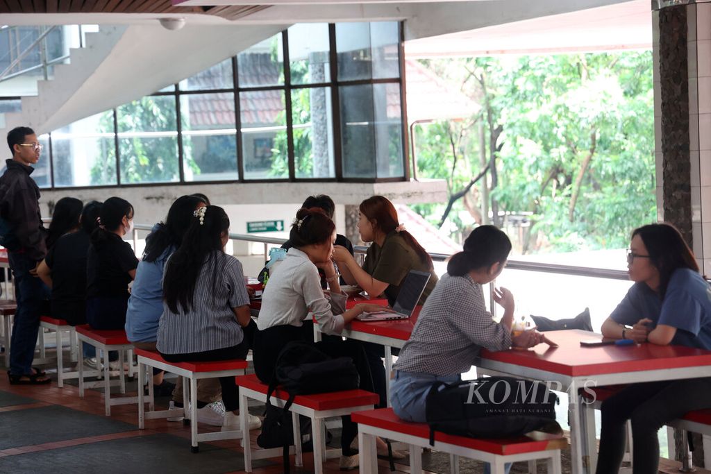 Mahasiswa saat mereka mengisi jeda waktu kuliahnya dengan mengunjungi kantin di salah satu universitas swasta di Kota Semarang, Jawa Tengah, Senin (29/1/2024). Sejumlah kampus mulai menjajaki kerja sama dengan perusahaan pinjaman daring atau pinjol. 