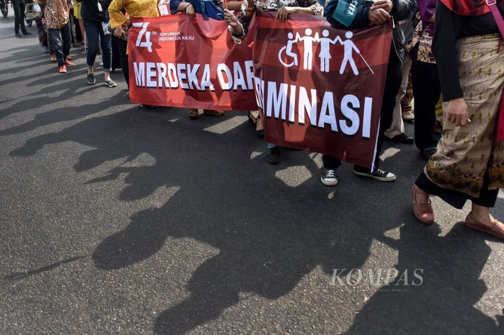 Koalisi Nasional POKJA Implementasi UU Penyandang Disabilitas berjalan menuju Bundaran Hotel Indonesia (HI) Jakarta dalam Pawai Budaya Disabilitas yang bertajuk “Menuju Disabilitas Merdeka”, Selasa (27/8/2019). 