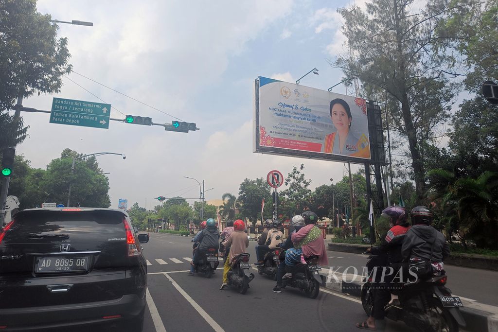 Baliho dari politisi berisi ucapan selamat untuk pelaksanaan Muktamar Ke-48 Muhammadiyah dan Aisyiyah terpasang di sejumlah jalan protokol di Surakarta, Jawa Tengah, Sabtu (19/11/2022).