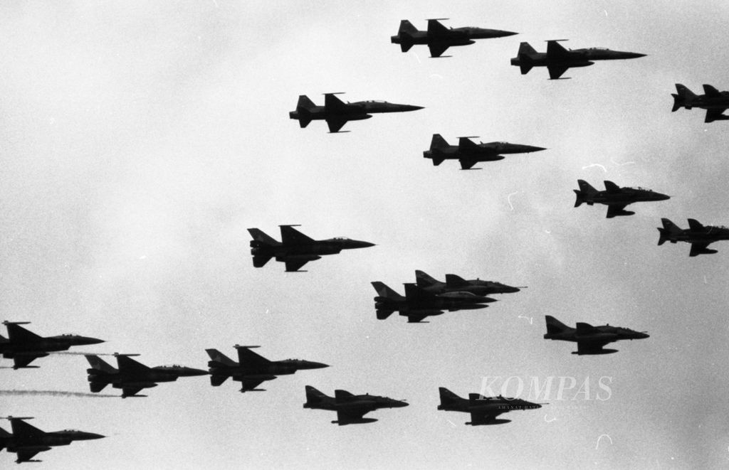 <i>Fly-pass </i>pesawat-pesawat tempur TNI Angkatan Udara pada peringatan Hari ABRI Ke-47, 5 Oktober 1992, di Parkir Timur Senayan, Jakarta.
