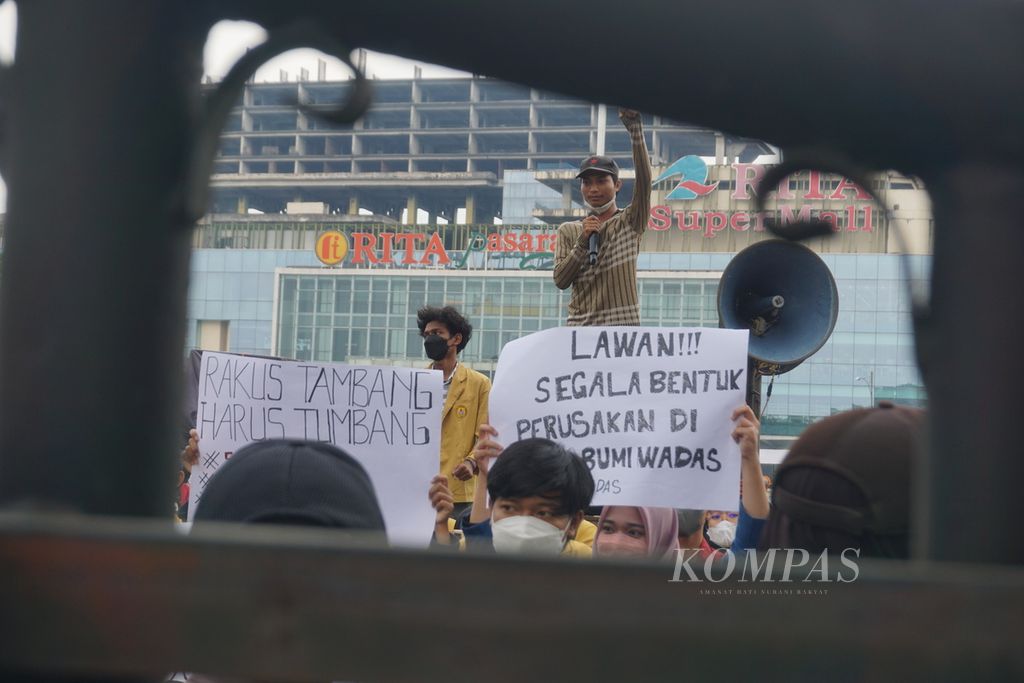 Ratusan mahasiswa menggelar aksi solidaritas untuk kasus Wadas di Alun-alun Purwokerto, Banyumas, Jawa Tengah, Jumat (11/2/2022).