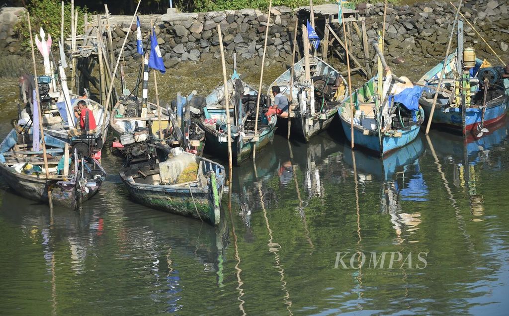 Perahu nelayan di Kecamatan Sedati, Kabupaten Sidoarjo, Jawa Timur, Rabu (14/9/2022). Naiknya harga bahan bakar menyebabkan ongkos melaut meningkat. Banyak nelayan setempat mengurangi waktu dan jarak tempuh untuk mencari ikan. Sebagian besar nelayan di kawasan tersebut merupakan nelayan pencari kerang. 