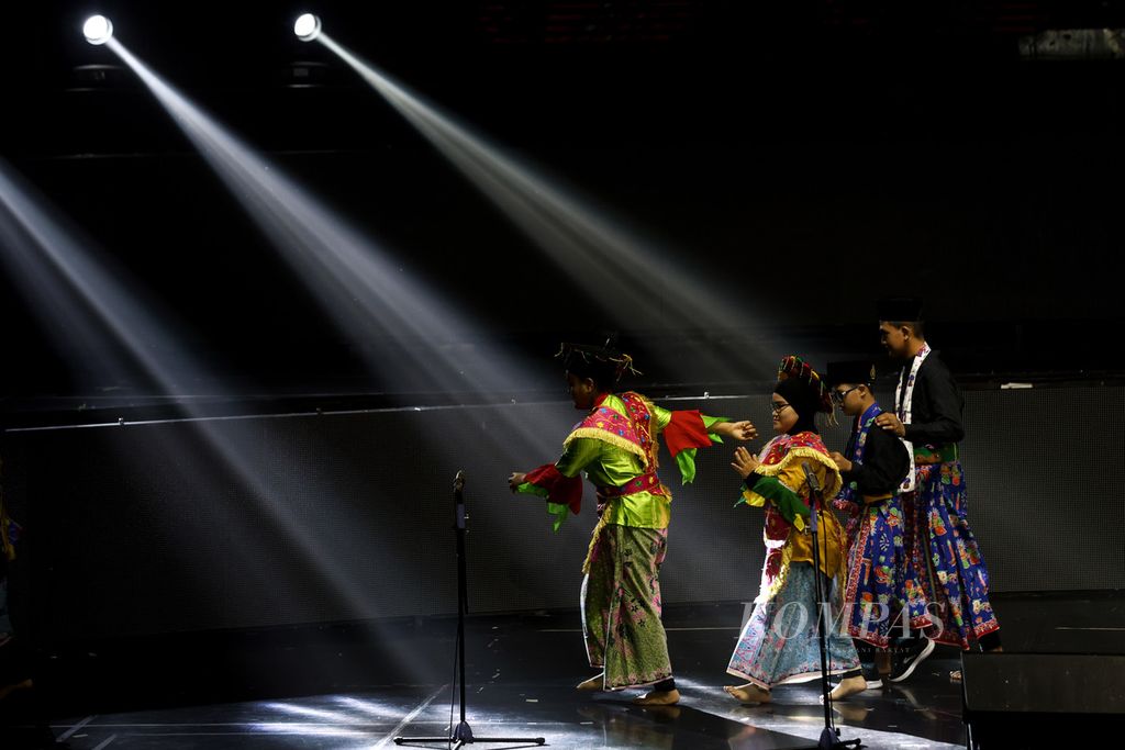 Anak-anak disabilitas menampilkan tarian daerah dalam acara drama musikal di Balai Sarbini, Jakarta, Kamis (14/12/2023). Komunitas Perempuan Peduli dan Berbagi (KPPB) menggelar drama musikal bertajuk <i>Kasih Menembus Batas.</i> Drama musikal ini menampilkan lebih dari 100 anak yang separuhnya adalah anak-anak berkebutuhan khusus. 