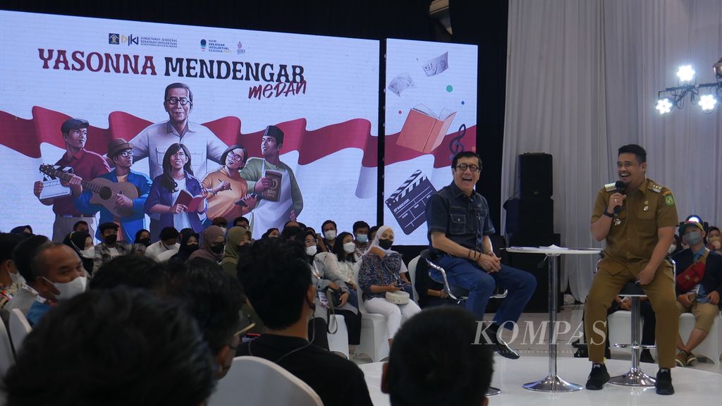 Menteri Hukum dan Hak Asasi Manusia Yasonna Laoly (kiri) dan Wali Kota Medan Bobby Afif Nasution dalam audiensi bertajuk “Yasonna Mendengar” dengan komunitas, Selasa (12/4/2022), di Medan, Sumatera Utara.