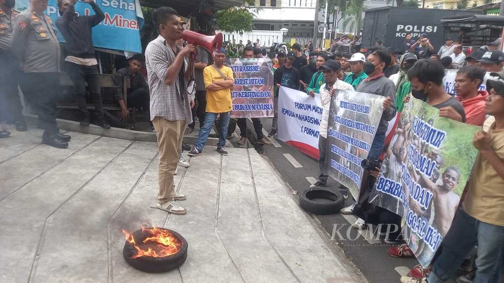 Sejumlah massa yang mengatasnamakan Forum Masyarakat Pemuda Mahasiswa Timur Cinta NKRI mendemonstrasi kantor Indonesia Corruption Watch (ICW) yang berlokasi di Kalibata, Jakarta Selatan pada Senin (26/2/2024). Mereka menuduh ICW dan beberapa masyarakat sipil melakukan rasisme terhadap orang Indonesia timur.