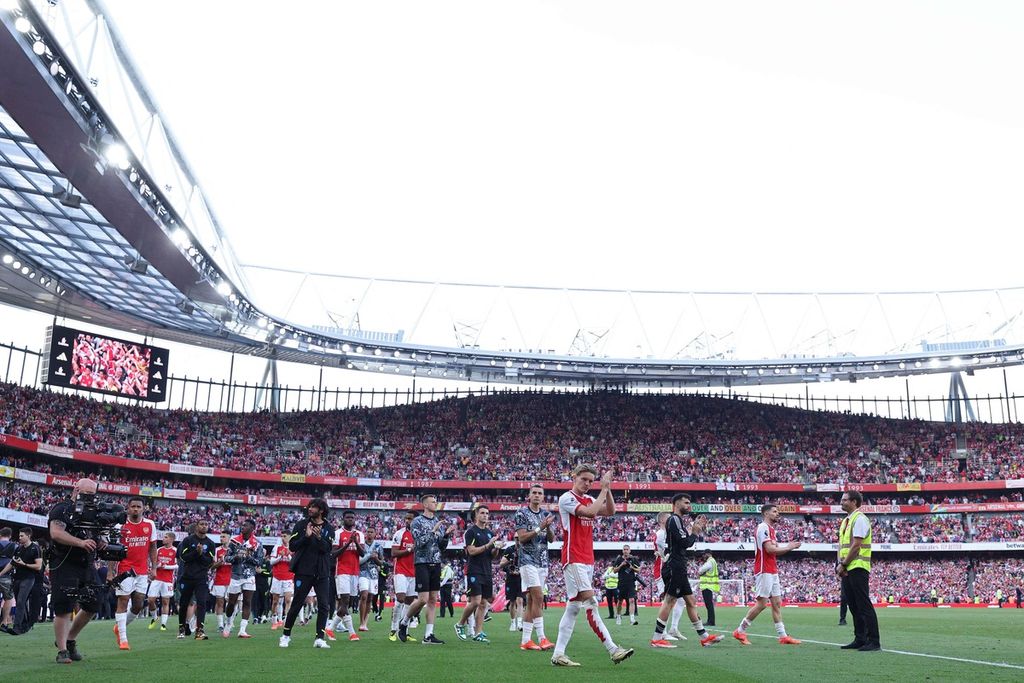 Pemain Arsenal berjalan mengelilingi lapangan untuk menghormati para suporter setelah pertandingan pekan terakhir Liga Inggris antara Arsenal dan Everton di Stadion Emirates, London, Inggris, Minggu (19/5/2024). Arsenal mengalahkan Everton dengan skor 2-1. 