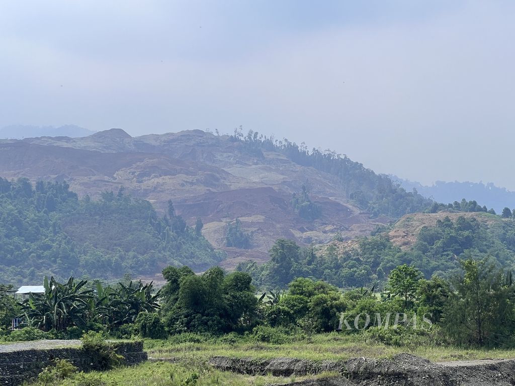 Salah satu kawasan tambang di Kecamatan Bungku Selatan, Morowali, Sulawesi Tengah, Kamis (28/12/2023). Maraknya aktivitas tambang membuat pertanian tersisih.