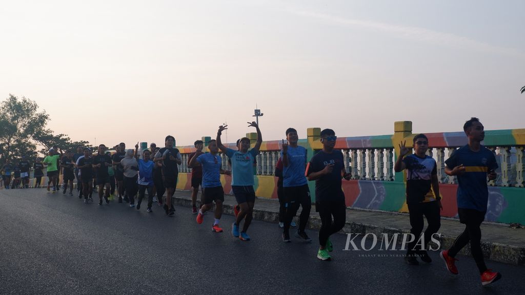 Sekitar 100 orang dari 12 komunitas pelari di Banjarmasin dan sekitarnya mengikuti acara The Tour, yakni lari sejauh 3 kilometer di Banjarmasin, Kalimantan Selatan, Sabtu (2/9/2023).